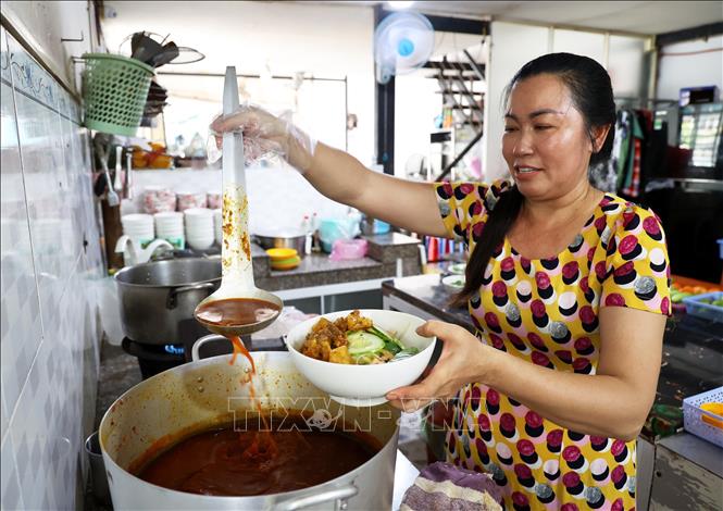 Mỗi ngày, quán hủ tíu Sa tế Trưng Trắc bán đúng 200 tô, dịp lễ, Tết bán 400 - 500 tô/ngày. Ảnh: Hồng Đạt - TTXVN
