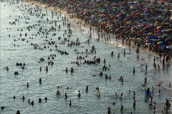 Người dân đổ xô tới bãi biển Recreio dos Bandeirantes ở Rio de Janeiro, Brazil, để tránh nắng nóng, ngày 17/3/2024. Ảnh: AFP/TTXVN 