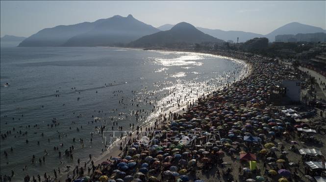 Người dân đổ xô tới bãi biển Recreio dos Bandeirantes ở Rio de Janeiro, Brazil, để tránh nắng nóng, ngày 17/3/2024. Ảnh: AFP/TTXVN 