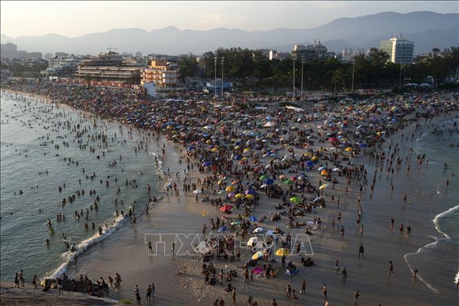 Người dân đổ xô tới bãi biển Recreio dos Bandeirantes ở Rio de Janeiro, Brazil, để tránh nắng nóng, ngày 17/3/2024. Ảnh: AFP/TTXVN 