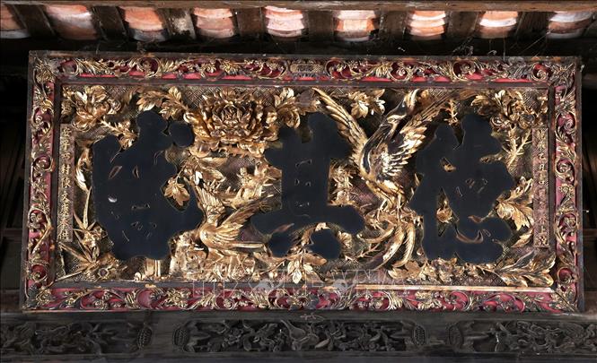 Trong ảnh: Hoành phi được sơn son thếp vàng trong đình làng Phú Lễ. Ảnh: Hồng Đạt - TTXVN
