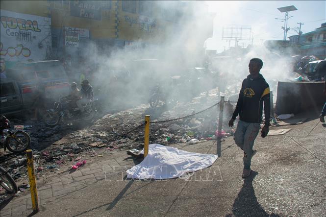 Thi thể nạn nhân trong một vụ bạo lực băng nhóm ở Pétionville, Port-au-Prince, Haiti, ngày 18/3/2024. Ảnh: AFP/TTXVN