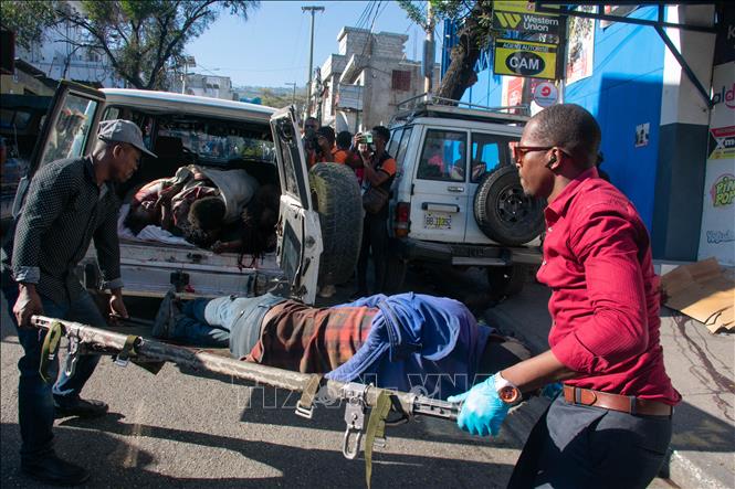 Chuyển thi thể nạn nhân trong một vụ bạo lực băng nhóm ở Pétionville, Port-au-Prince, Haiti, ngày 18/3/2024. Ảnh: AFP/TTXVN