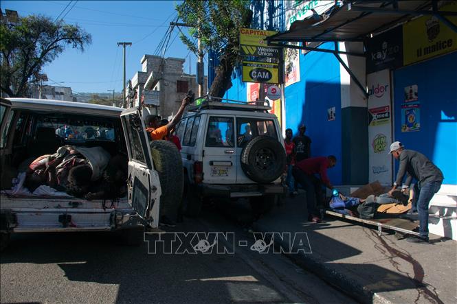 Chuyển thi thể nạn nhân trong một vụ bạo lực băng nhóm ở Pétionville, Port-au-Prince, Haiti, ngày 18/3/2024. Ảnh: AFP/TTXVN