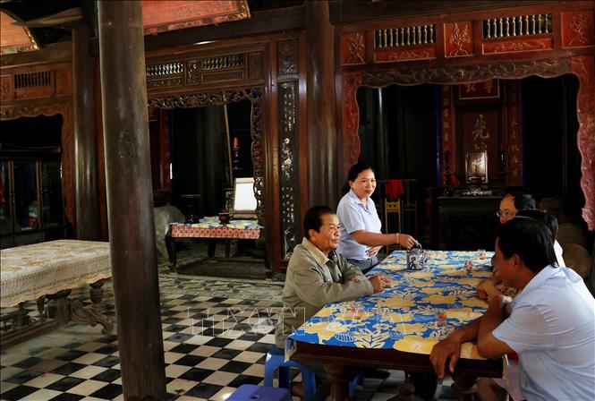 Trong ảnh: Đình gồm có 10 gian: 6 gian chính dính liền với mái và 4 gian phụ bố trí theo lối “chữ Đinh” cũng là nhà phổ biến ở đồng bằng sông Cửu Long trước đây. Ảnh: Hồng Đạt - TTXVN
