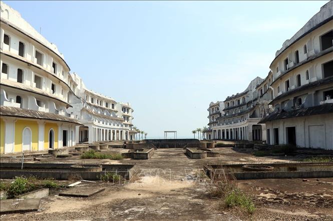 Hàng chục căn biệt thự và khối nhà lớn của Khu nghỉ dưỡng Movenpick Resort Lăng Cô bị bỏ hoang nhiều năm mặc dù tiến độ thi công gần hoàn thiện. Ảnh: Đỗ Trưởng – TTXVN