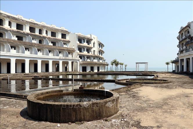 Hàng chục căn biệt thự và khối nhà lớn của Khu nghỉ dưỡng Movenpick Resort Lăng Cô bị bỏ hoang nhiều năm mặc dù tiến độ thi công gần hoàn thiện. Ảnh: Đỗ Trưởng – TTXVN
