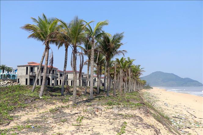 Hàng chục căn biệt thự và khối nhà lớn của Khu nghỉ dưỡng Movenpick Resort Lăng Cô bị bỏ hoang nhiều năm mặc dù tiến độ thi công gần hoàn thiện. Ảnh: Đỗ Trưởng – TTXVN