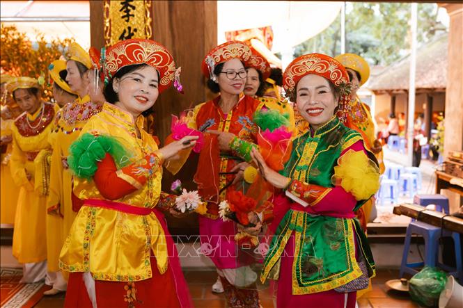 Người dân hào hứng tham gia Hội miếu Vũ. Ảnh: Đoàn Công Vũ - TTXVN phát