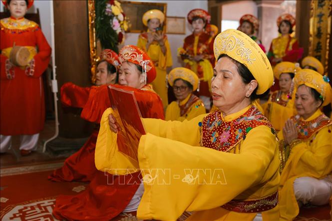Người dân đọc văn tế tại miếu Vũ. Ảnh: Đoàn Công Vũ - TTXVN phát