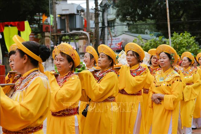 Đoàn rước lễ dâng lê thành hoàng làng trong ngày chính hội tại miếu Vũ. Ảnh: Đoàn Công Vũ - TTXVN phát
