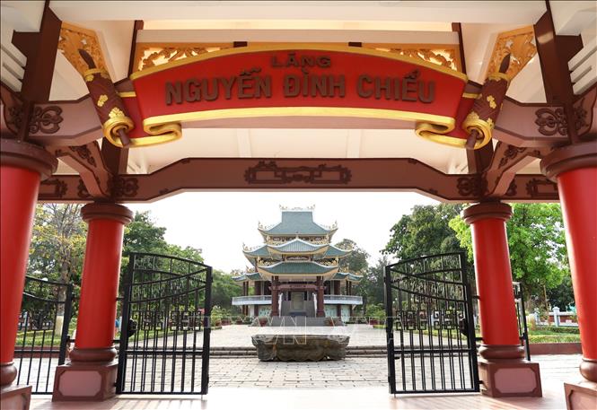 Cổng vào Lăng Nguyễn Đình Chiểu, xã An Đức, huyện Ba Tri, tỉnh Bến Tre. Ảnh: Hồng Đạt - TTXVN
