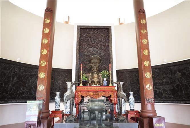 Hai câu thơ thể hiện tư tưởng của cụ Đồ Chiểu: “Chở bao nhiêu đạo thuyền không thẳm/Đâm mấy thằng gian bút chẳng tà” trong đền thờ Nguyễn Đình Chiểu. Ảnh: Hồng Đạt - TTXVN
