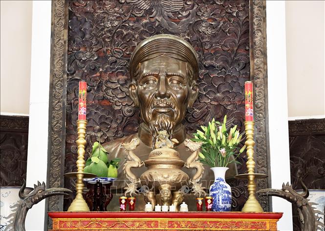 Tượng chân dung cụ Đồ Chiểu đúc bằng đồng, cao 1,6m, nặng 1,2 tấn. Ảnh: Hồng Đạt - TTXVN
