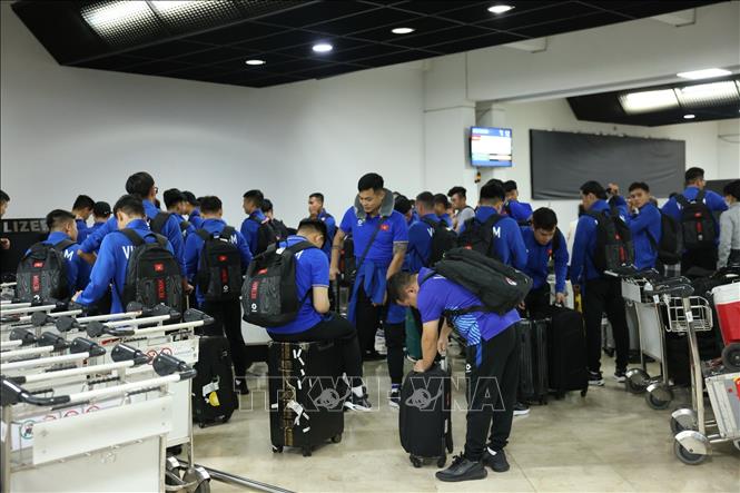 Các cầu thủ đội tuyển Việt Nam ở khu vực lấy hành lý. Ảnh: Đỗ Quyên - PV TTXVN tại Indonesia