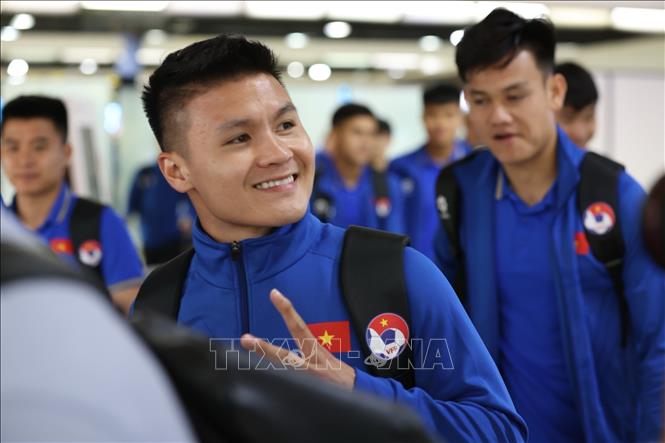 Cầu thủ Quang Hải vui vẻ giơ hai ngón tay biểu tượng chiến thắng. Ảnh: Đỗ Quyên - PV TTXVN tại Indonesia
