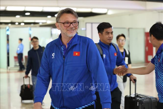 HLV Philippe Troussier tươi cười tại sân bay. Ảnh: Đỗ Quyên - PV TTXVN tại Indonesia