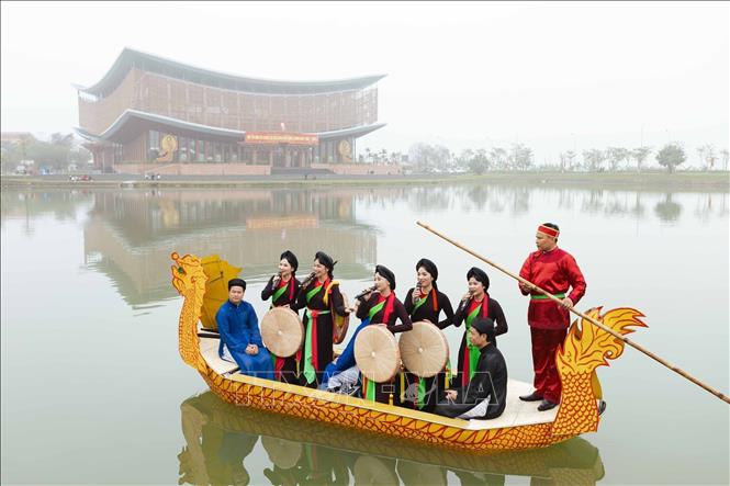 Liền anh, liền chị hát Quan họ giao lưu với khán giả trên thuyền. Ảnh: Đoàn Công Vũ - TTXVN phát