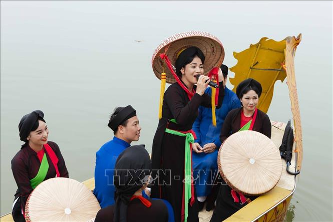 Nghệ sĩ Minh Thuỳ biểu diễn hát Quan họ trên thuyền phục vụ du khách. Ảnh: Đoàn Công Vũ - TTXVN phát
