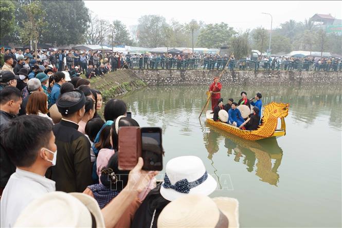 Người dân và du khách các nơi nô nức kéo về làng Diềm xem biểu diễn hát Quan họ trên thuyền. Ảnh: Đoàn Công Vũ - TTXVN phát