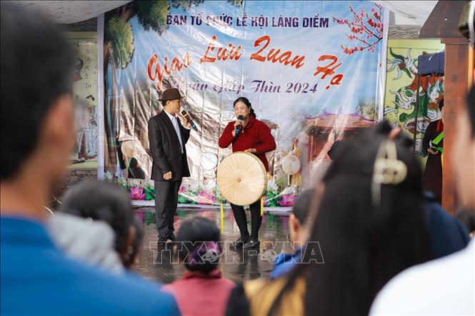 Du khách nhiệt tình tham gia giao lưu Quan họ để đưa lời ca, tiếng hát đến người nghe. Ảnh: Đoàn Công Vũ - TTXVN phát