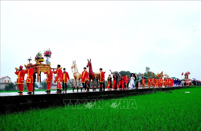 Lễ rước Ngọc Lộ trong Lễ hội đình Trịnh Xuyên. Ảnh: Mạnh Tú - TTXVN