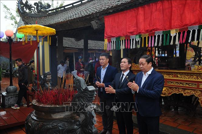 Các đại biểu dâng hương tại đình Trịnh Xuyên. Ảnh: Mạnh Tú - TTXVN