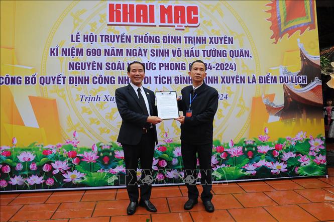 Trao quyết định của Chủ tịch UBND tỉnh Hải Dương công nhận di tích lịch sử-văn hoá quốc gia đình Trịnh Xuyên là điểm du lịch. Ảnh: Mạnh Tú - TTXVN
