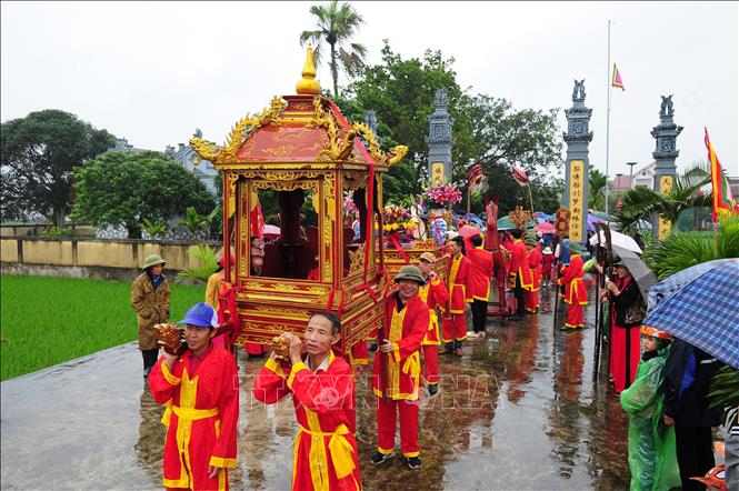 Lễ rước Ngọc Lộ trong Lễ hội đình Trịnh Xuyên. Ảnh: Mạnh Tú - TTXVN