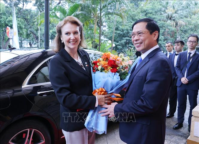Foreign Minister Bui Thanh Son welcomes Argentina’s Minister of Foreign Affairs, International Trade and Worship Diana Elena Mondino. VNA Photo: Lâm Khánh