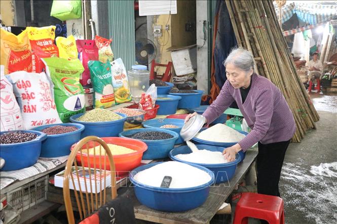 Bà Hoàng Thị Là, một hộ kinh doanh đã làm đơn xin di chuyển chỗ kinh doanh đến chợ mới. Ảnh: Đức Phương - TTXVN