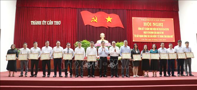 Các cá nhân được nhận Bằng khen của Chủ tịch UBND thành phố Cần Thơ vì có thành tích xuất sắc trong thực hiện Chỉ thị số 38-CT/TW. Ảnh: Ngọc Thiện- TTXVN. 