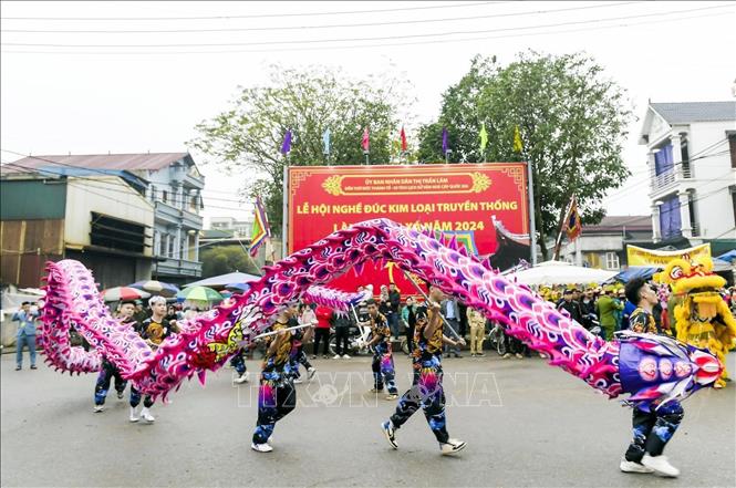 Một tiết mục biểu diễn tại lễ hội. Ảnh: Thái Thuần - TTXVN