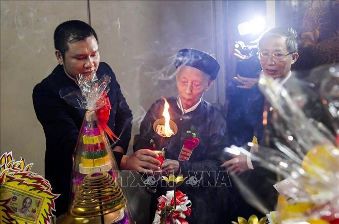 Nghi thức thắp đuốc làng nghề truyền thống. Ảnh: Thái Thuần - TTXVN