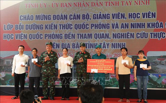 Học viện Quốc phòng tặng quà cho Chốt Dân quân thường trực Bàu Sen và bà con tại Điểm dân cư liền kề. Ảnh: Giang Phương - TTXVN