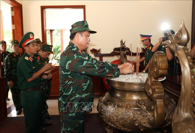 Trung tướng Đỗ Văn Bảnh, Chính ủy Học viện Quốc phòng thắp nhang tại nhà tưởng niệm Chủ tịch Hồ Chí Minh tại Sư đoàn 5. Ảnh: Giang Phương - TTXVN