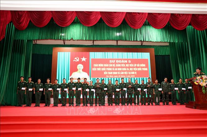 Học viện Quốc phòng tặng quà cán bộ, chiến sĩ Sư đoàn 5. Ảnh: Giang Phương - TTXVN