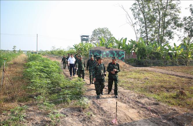Đoàn cán bộ, giảng viên và học viên Lớp bồi dưỡng kiến thức quốc phòng, an ninh Học viện Quốc phòng tìm hiểu đời sống người dân tại Điểm dân cư liền kề Chốt Dân quân Bàu Sen. Ảnh: Giang Phương - TTXVN