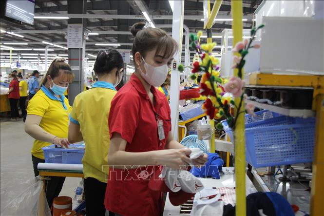Hoạt động của doanh nghiệp ngành may mặc trong Cụm công nghiệp - Tiểu thủ công nghiệp Vị Thanh. Ảnh: Nguyễn Hằng - TTXVN