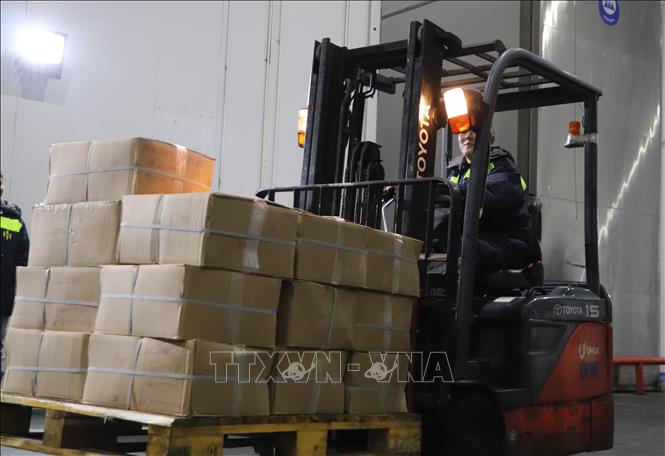 Công nhân Công ty Công Ty Cổ Phần Hạnh Nguyên Logistics xếp dỡ hàng hóa. Ảnh: Nguyễn Hằng - TTXVN