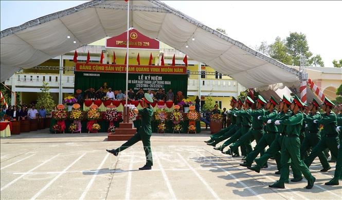 Duyệt đội ngũ tại Lễ kỷ niệm 60 năm Ngày thành lập Trung đoàn 320. Ảnh: TTXVN phát