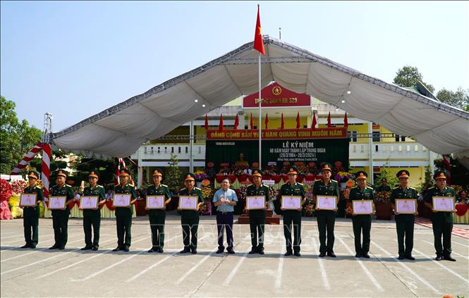 Khen thưởng các tập thể, cá nhân có thành tích xuất sắc trong huấn luyện, sẵn sàng chiến đấu chào mừng kỷ niệm 60 năm Ngày thành lập Trung đoàn 320. Ảnh: TTXVN phát