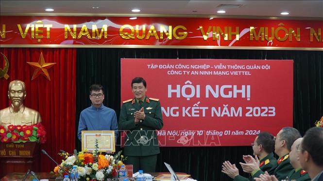 Với những thành tích của mình, Nguyễn Tuấn Anh được trao tặng danh hiệu Chiến sĩ thi đua toàn quân năm 2023. Ảnh: TTXVN phát 