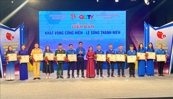 Ban tổ chức trao tặng Bằng khen của Chủ tịch UBND tỉnh Quảng Bình cho các tập thể, cá nhân có thành tích xuất sắc trong thực hiện các phong trào thi đua yêu nước năm 2023. Ảnh: Võ Dung - TTXVN
