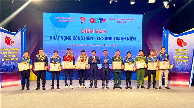 Vinh danh “Gương mặt trẻ Quảng Bình tiêu biểu năm 2023” với 10 cá nhân có thành tích xuất sắc trên các lĩnh vực, hoạt động. Ảnh: Võ Dung - TTXVN