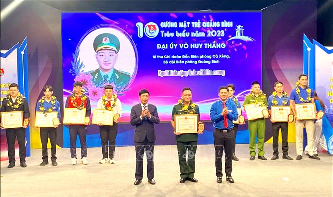 Ban tổ chức trao Giải thưởng “Gương mặt trẻ Quảng Bình tiêu biểu năm 2023” cho các cá nhân có thành tích xuất sắc trên các lĩnh vực, hoạt động. Ảnh: Võ Dung - TTXVN
