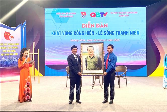Ông Nguyễn Công Huấn, Phó Chủ tịch Thường trực Hội đồng nhân dân tỉnh, nguyên Bí thư Tỉnh đoàn Quảng Bình giao lưu và gửi tặng món quà ý nghĩa đến tuổi trẻ Quảng Bình tại chương trình. Ảnh: Võ Dung - TTXVN