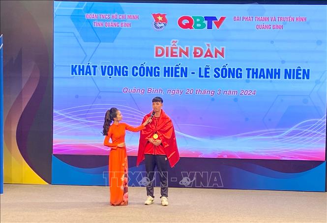 “Kình ngư” Nguyễn Huy Hoàng - gương mặt trẻ tiêu biểu lĩnh vực thể dục - thể thao giao lưu tại chương trình. Ảnh: Võ Dung - TTXVN