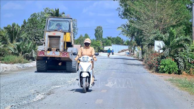 Dự án đầu tư nâng cấp, mở rộng tuyến đường U Minh - Khánh Hội chậm tiến độ do vướng giải phóng mặt bằng. Ảnh: Huỳnh Anh - TTXVN