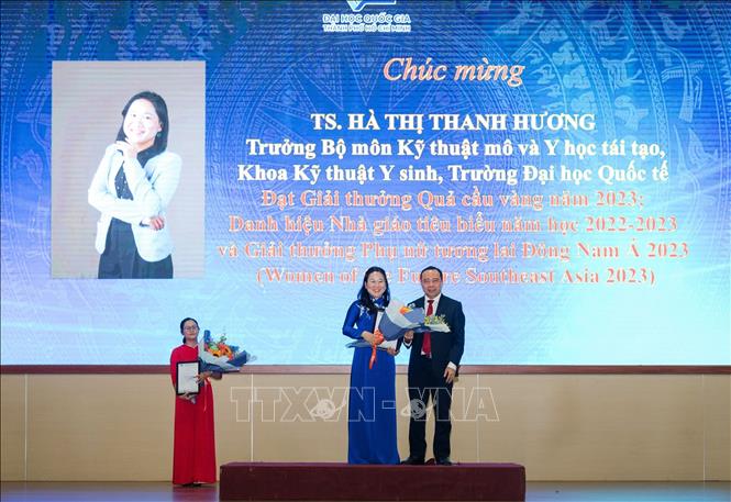Lãnh đạo Đại học Quốc gia Thành phố Hồ Chí Minh tuyên dương Tiến sĩ Hà Thị Thanh Hương. Ảnh: TTXVN phát
